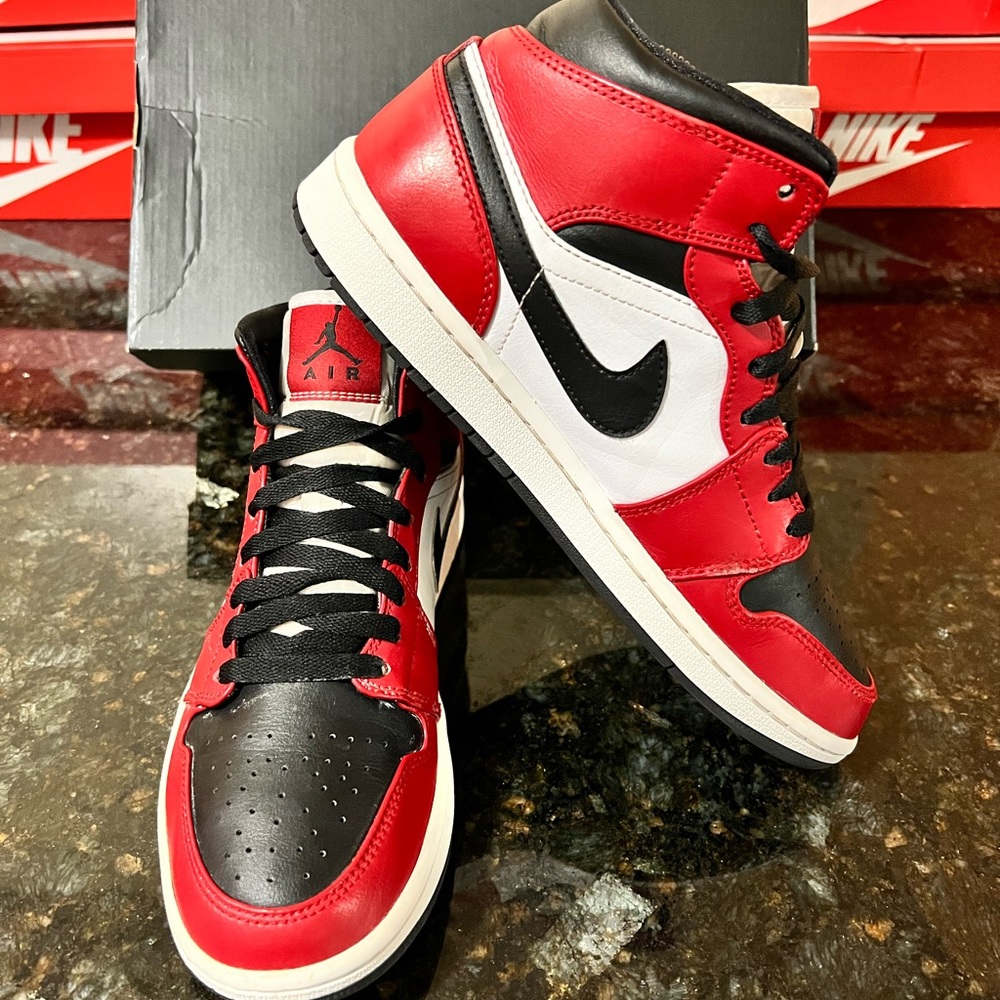 Air Jordan 1 Mid Chicago Black Toe 2020 VNDS Men’s Size 7.5 / 
Women’s Size 9